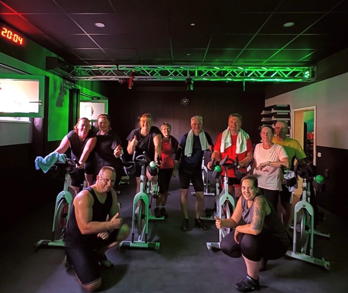 Cycling-Kurs im grünen Licht