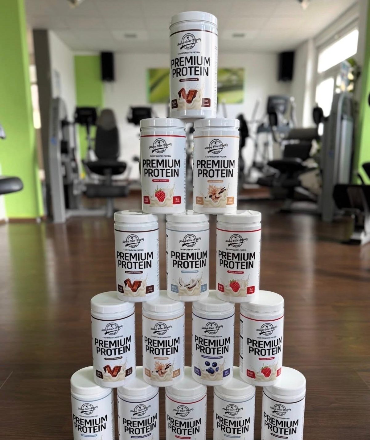 Pyramide aus Premium-Protein-Dosen im Studio